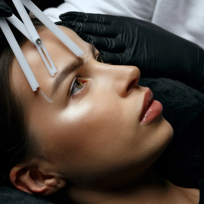 Frau erhält eine kosmetische Behandlung im Gesicht.