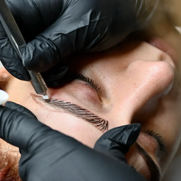 Sanfte Härchenzeichnung – Microblading mit sterilem Einmal-Tool Pigmentierung (Tool am Brauenbogen)