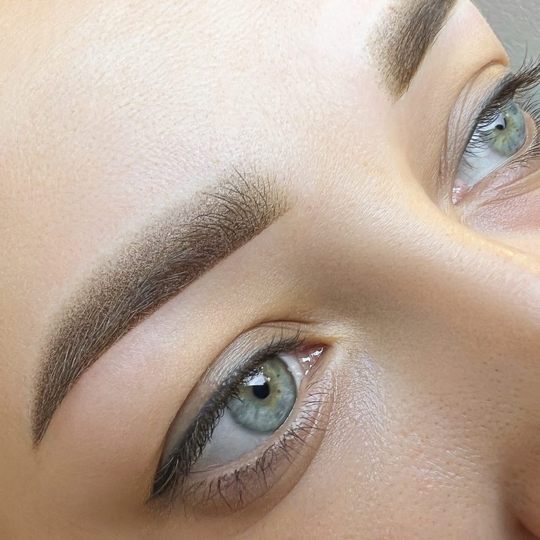 Sanft definierte Augenbrauen mit Powder Brows – Permanent Make-up in Fürth 90765, Erlanger Str. 42a